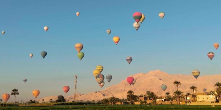 الأقصر تتزين بـ95 رحلة بالون طائر تحمل 2280 سائحا في يوم استثنائي