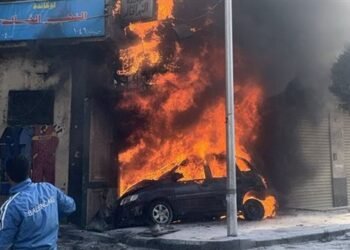 حريق بسيارة ملاكي يمتد لمحل أقمشة ولوكاندة في شارع كلوت بك بالأزبكية