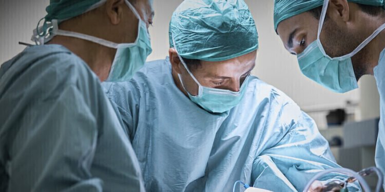 أول عملية زراعة وجه كامل من متبرعة على قيد الحياة تعيد الأمل لامرأة إسبانية