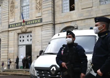 إحباط هجوم بسكين قرب قوس النصر في باريس.. والمشتبه به في حالة حرجة