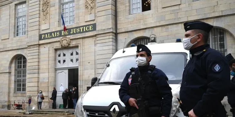 إحباط هجوم بسكين قرب قوس النصر في باريس.. والمشتبه به في حالة حرجة