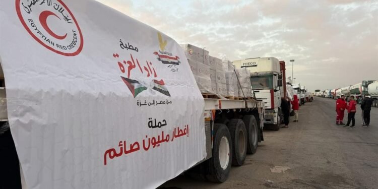 الهلال الأحمر المصري يدفع بأكثر من 197 ألف سلة غذائية إلى غزة