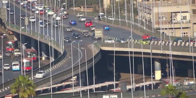 خطة مرورية جديدة للسيطرة على التكدس ومنع الانتظار العشوائي أعلى كوبري أكتوبر