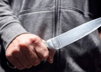 حبس أمين شرطة 4 أيام بعد طعنه زوجته أمام المدرسة بالزقازيق