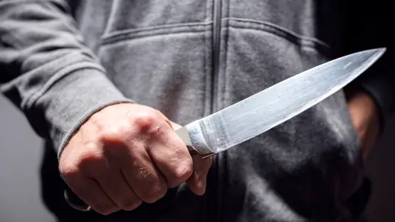 حبس أمين شرطة 4 أيام بعد طعنه زوجته أمام المدرسة بالزقازيق