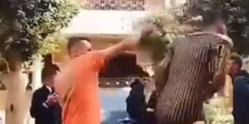 أعلن محمود أبو الخير، محامي الفتاة المرتبطة بواقعة الملابس النسائية بقرية ميت عاصم التابعة لمركز بنها بمحافظة القليوبية، تنحيه رسميًا عن القضية، مؤكدًا أن قراره جاء التزامًا بمبدأ الدفاع عن الحقيقة فقط. وأوضح المحامي، في بيان له، أنه تولّى القضية بناءً على رواية أسرة الفتاة التي أفادت بأنها "واقعة خطف"، مشيرًا إلى أنهم حرروا محضر تغيب بقسم شرطة بنها، وأبلغوه باختفاء ابنتهم منذ ثلاثة أيام مع ترجيح تعرضها للاختطاف. وأضاف أنه باشر الإجراءات القانونية استنادًا إلى المعلومات التي عُرضت عليه، إلا أن محضر الاستدلالات كشف أن الفتاة تغيبت بإرادتها ولم تتعرض للخطف، واعترفت بذلك خلال التحقيقات. وقال أبو الخير: "عاهدت نفسي أن أدافع عن الحق فقط، وبعدما تبينت الحقيقة كاملة، قررت التنحي عن القضية احترامًا لمهنتي ولمبادئي"، مؤكدًا أن قراره لا يحمل أي موقف شخصي تجاه أي طرف، وإنما يأتي التزامًا بالقانون وميثاق الشرف المهني. وكانت منصات التواصل الاجتماعي قد شهدت خلال الساعات الماضية موجة غضب واسعة عقب تداول مقاطع فيديو من قرية ميت عاصم بمحافظة القليوبية، أظهرت مجموعة من الأشخاص وهم يجبرون شابًا على ارتداء ملابس نسائية والاعتداء عليه في الشارع.