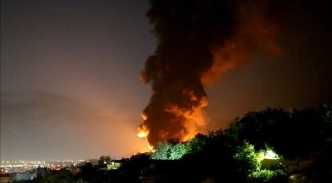 انفجارات متتالية تهز مدنًا إيرانية ومقتل 15 شخصًا في فارس