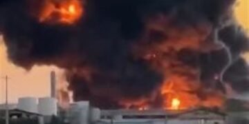 اندلاع حريق ضخم في المنطقة الصناعية جنوب إيران