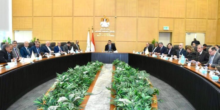 وزير الإسكان يتابع تنفيذ مشروعات المرحلة الأولى لمبادرة "حياة كريمة"