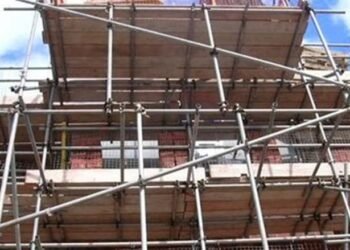 إصابة عامل سقط من الطابق الثالث بمبنى تحت الإنشاء في المنصورة