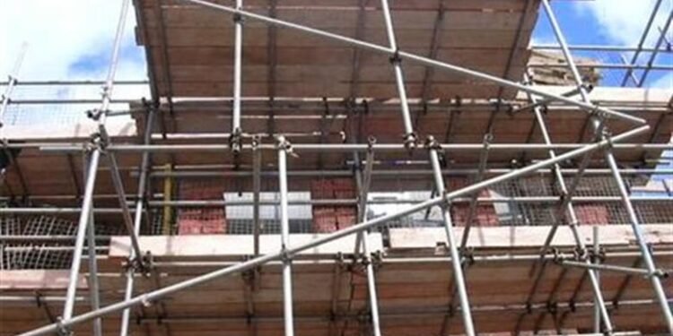 إصابة عامل سقط من الطابق الثالث بمبنى تحت الإنشاء في المنصورة