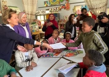 سفيرة الاتحاد الأوروبي تجري جولة داخل المطبخ المركزي لتغذية المدارس في بني سويف