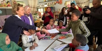 سفيرة الاتحاد الأوروبي تجري جولة داخل المطبخ المركزي لتغذية المدارس في بني سويف