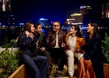 عمرو دياب يفاجئ الجمهور بظهور عائلي نادر مع أبنائه الأربعة في إعلان جديد