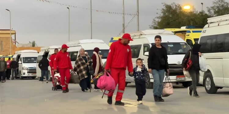 الهلال الأحمر المصري يدفع بـ5.220 طن مساعدات ويواصل تقديم خدماته الإنسانية للدفعة الـ16 من الفلسطينيين