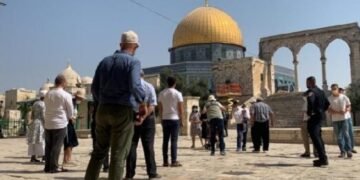 عشرات المستوطنين يقتحمون المسجد الأقصى بحماية قوات الاحتلال