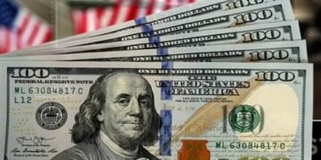 ثبت سعر الدولار الأمريكي مقابل الجنيه المصري، اليوم الثلاثاء 24 فبراير 2026، في البنوك العاملة بالسوق المحلية، ليستقر دون سقف الـ48 جنيهًا في عمليتي الشراء والبيع، وسط حالة من الهدوء النسبي في سوق الصرف. وسجل سعر الدولار في البنك المركزي المصري نحو 47.67 جنيه للشراء و47.80 جنيه للبيع، فيما استقر السعر في عدد من البنوك الحكومية والخاصة عند مستويات متقاربة دون تغيّر يُذكر. وجاء سعر الدولار في البنك الأهلي المصري عند 47.68 جنيه للشراء و47.78 جنيه للبيع، وهو نفس السعر المسجل في بنك مصر، بينما بلغ في بنك الإسكندرية 47.80 جنيه للشراء و47.90 جنيه للبيع. كما استقر السعر في بنك البركة عند 47.68 جنيه للشراء و47.78 جنيه للبيع، وفي كريدي أجريكول عند 47.67 جنيه للشراء و47.77 جنيه للبيع. وسجل الدولار في المصرف المتحد نحو 47.68 جنيه للشراء و47.78 جنيه للبيع، بينما بلغ في البنك المصري لتنمية الصادرات 47.75 جنيه للشراء و47.85 جنيه للبيع. ويعكس هذا الاستقرار حالة من التوازن في سوق النقد الأجنبي، في ظل متابعة مستمرة من القطاع المصرفي للتطورات الاقتصادية المحلية والعالمية.