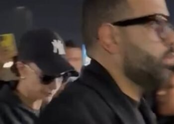 أنهت الخلاف.. غادة عبد الرازق تقدم واجب العزاء في والد مي عمر بمسجد الشرطة