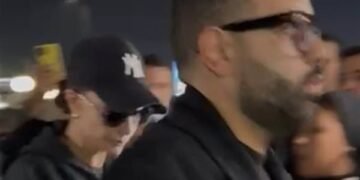 أنهت الخلاف.. غادة عبد الرازق تقدم واجب العزاء في والد مي عمر بمسجد الشرطة