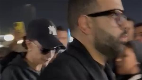 أنهت الخلاف.. غادة عبد الرازق تقدم واجب العزاء في والد مي عمر بمسجد الشرطة