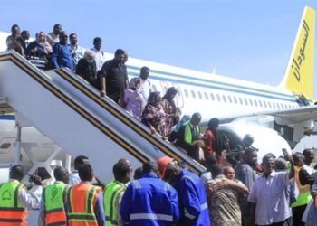 بعد توقف 3 سنوات بسبب الحرب.. هبوط أول طائرة ركاب في مطار الخرطوم الدولي