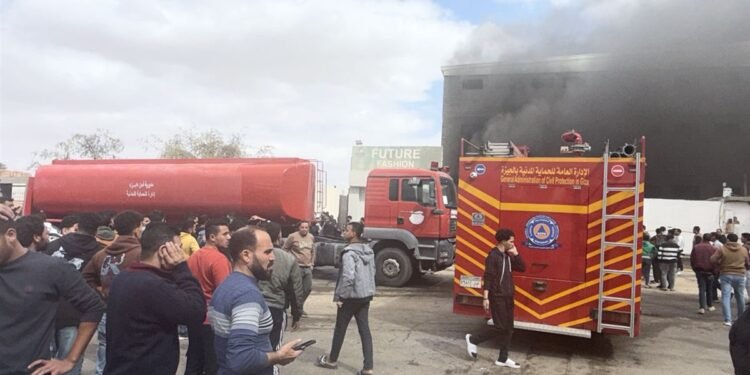 إصابة 8 أشخاص في حريق مصنع بالمنطقة الصناعية بـ 6 أكتوبر.. والحماية المدنية تتدخل