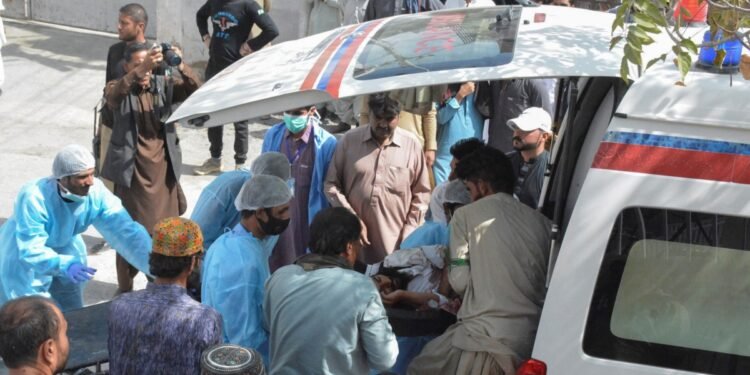 مقتل وإصابة العشرات في انفجار مسجد بباكستان