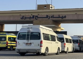 مصر تستقبل الدفعة الرابعة من المصابين الفلسطينيين عبر معبر رفح لتلقي العلاج