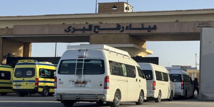 مصر تستقبل الدفعة الرابعة من المصابين الفلسطينيين عبر معبر رفح لتلقي العلاج