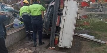 تزامنا مع الإفطار.. إنقاذ سوداني انقلبت به سيارة ربع نقل بالنزهة والحماية المدنية تتدخل