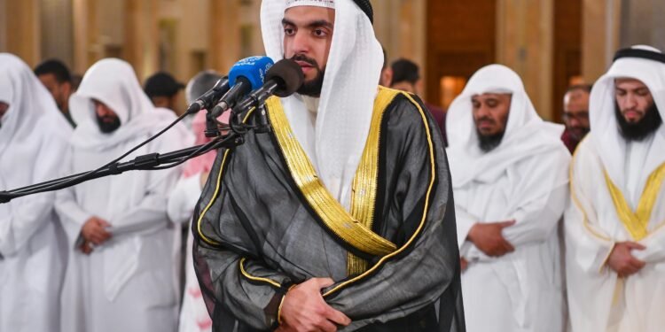 الكويت تُلغي صلاة التراويح مؤقتًا بعد استهداف مطار الكويت الدولي بطائرة مسيّرة