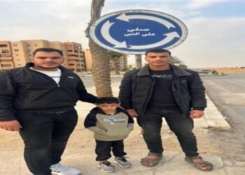 الداخلية تكشف تفاصيل تثبيت شخصين لملصق على لافتة مرور بمدينة العاشر من رمضان