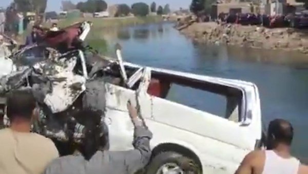 وفاة سائق وإصابة 13 شخصًا في انقلاب ميكروباص بالأقصر