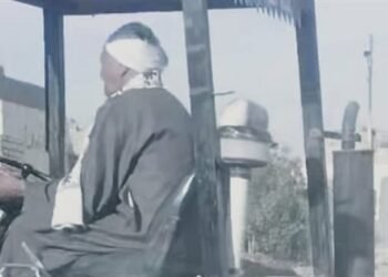 عامل يهدم منزل ابنته بـ لودر في سوهاج وسط استغاثتها وصراخها