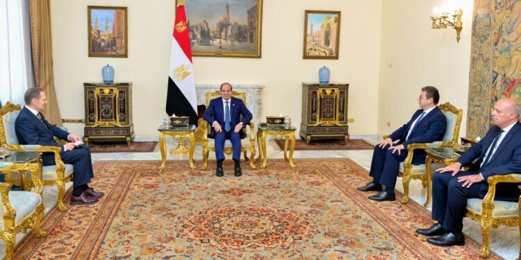 السيسي يستقبل رئيس جهاز الاستخبارات الروسية