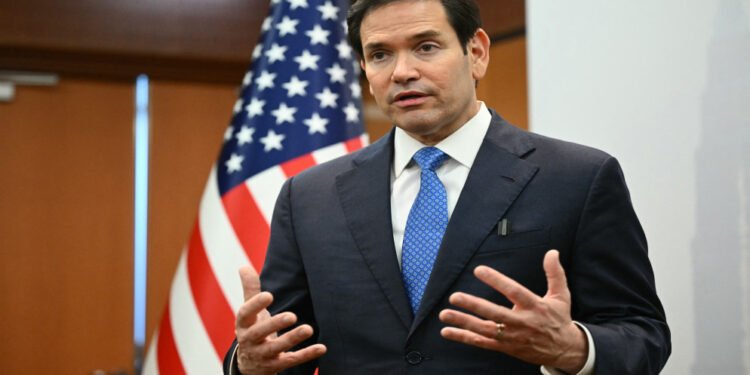 وزير الخارجية الأمريكي: إيران تطور صواريخ باليستية عابرة للقارات