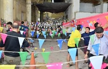 طلاب إعدادية المنوفية يردون الجميل لمعلمهم بممر شرفي بعد إعلان النتيجة