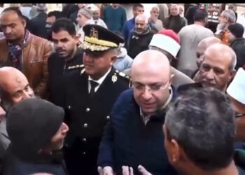 محافظ الفيوم لمواطن عقب صلاة الجمعة: اللي أنت طالبه ده كتير.. ربنا خلق الدنيا في 7 أيام