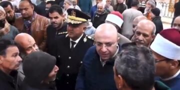 محافظ الفيوم لمواطن عقب صلاة الجمعة: اللي أنت طالبه ده كتير.. ربنا خلق الدنيا في 7 أيام