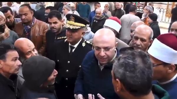 محافظ الفيوم لمواطن عقب صلاة الجمعة: اللي أنت طالبه ده كتير.. ربنا خلق الدنيا في 7 أيام