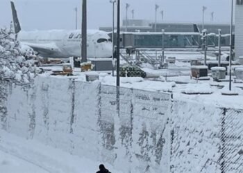 بسبب سوء الأحوال الجوية.. توقف حركة الإقلاع بمطار برلين