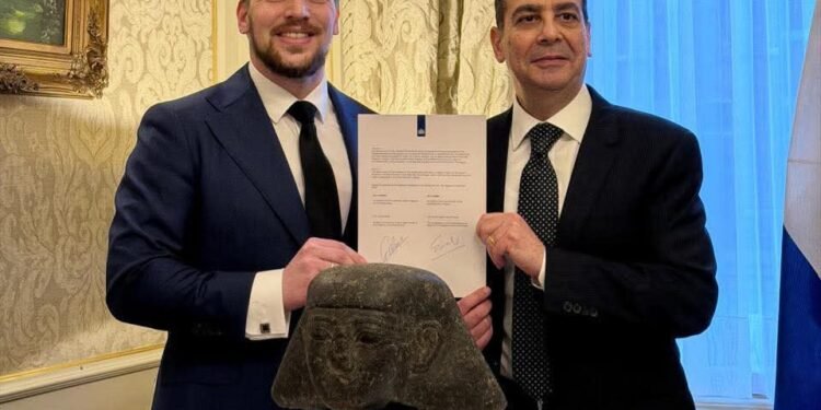 تعاون مصرى هولندى لاسترداد رأس حجرى نادر منسوب إلى عصر الملك تحتمس الثالث