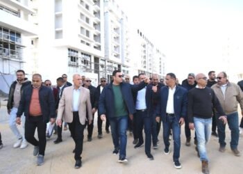 وزير الإسكان يتفقد الشاليهات والفيلات والعمارات السكنية بكومباند “مزارين” بمدينة العلمين الجديدة