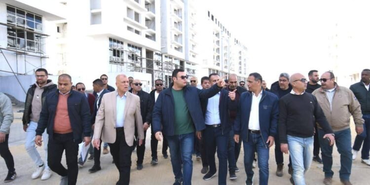 وزير الإسكان يتفقد الشاليهات والفيلات والعمارات السكنية بكومباند “مزارين” بمدينة العلمين الجديدة