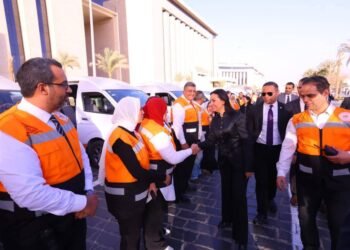 وزيرة التضامن تشهد اصطفاف فرق التدخل السريع والهلال الأحمر لدعم بلا مأوى