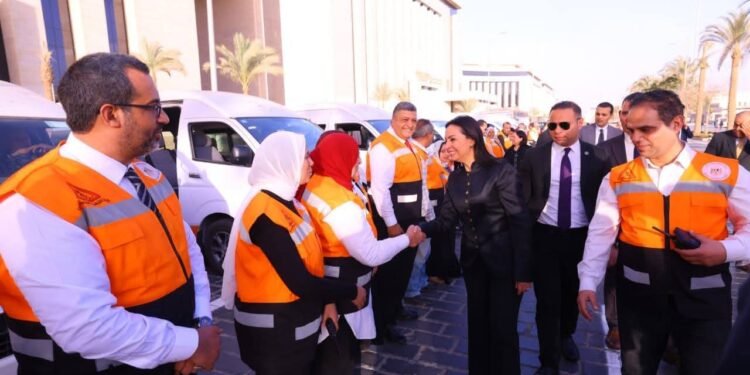 وزيرة التضامن تشهد اصطفاف فرق التدخل السريع والهلال الأحمر لدعم بلا مأوى