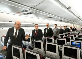 رئيس الوزراء يتفقد أول طائرة من طراز Airbus A350-900  بأسطول الناقل الوطني