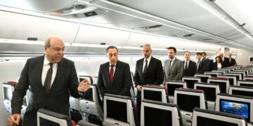 رئيس الوزراء يتفقد أول طائرة من طراز Airbus A350-900  بأسطول الناقل الوطني