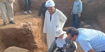 بعثة أثرية مصرية صينية تكشف عن مبنى من الحجر الجيري يُرجّح انتماؤه لمعبد الملك أبريس بمنطقة ميت رهينة