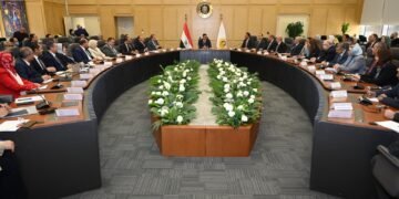 وزير الصناعة يجتمع بقيادات الوزارة ويضع الخطوط العريضة لسير العمل خلال المرحلة المقبلة